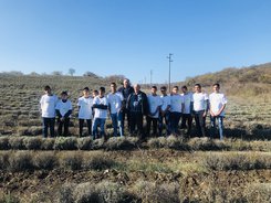 Ученици от ПГСС-Долни Чифлик посетиха лавандулово стопанство по кампанията „Супер фермер“