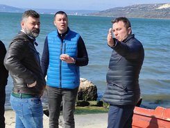 Снимки на заместник-министър Бурджев: Проучваме възможностите за подобряване на инфраструктурата и условията на труд за рибарите, разтоварващи уловите на рибарско пристанище „Балчик“