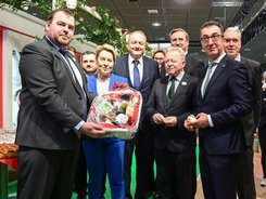 Снимки на министър Явор Гечев, по време на официалното откриване на българския щанд на Международното изложение за земеделие, хранително-вкусова промишленост и градинарство „Зелена седмица Берлин 2023“