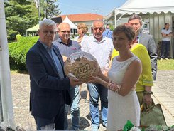 Снимки на министър Кирил Вътев, който посети Фестивала на Виното с. Орешак, Община Троян